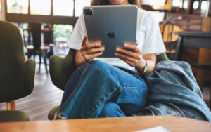 A woman using her iPad in a café