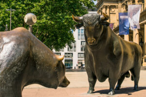 A photo of the bear and bull sculpture at the Frankfurt Stock Exchange building